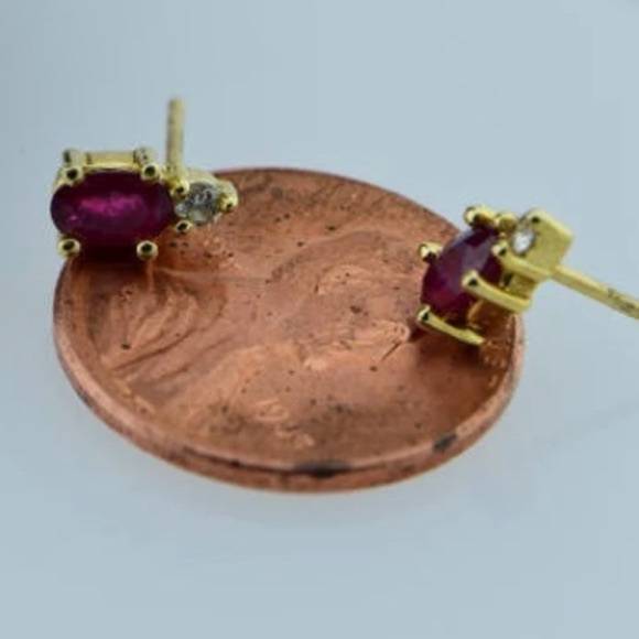 14K Yellow gold Amethyst stud post earrings with diamond chip - Picture 3 of 7